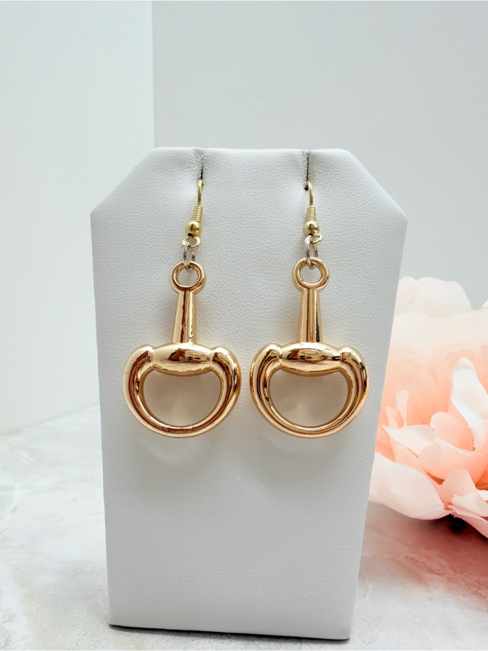 Gold horse bit earrings with heart-shaped ring #equestrian #horsebit #ER0914